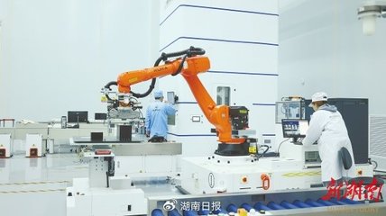 湖南賽德雷特衛(wèi)星科技工廠內(nèi),工作人員對產(chǎn)品進行測試。通訊員 攝